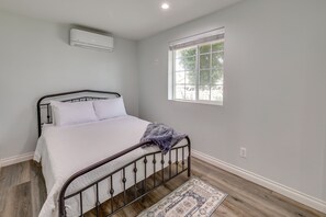 1 bedroom, iron/ironing board, Internet - Sleek San Fernando Studio ~ 14 Mi to Universal (San Fernando)