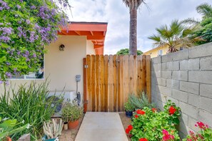 Property grounds - Sleek San Fernando Studio ~ 14 Mi to Universal (San Fernando)