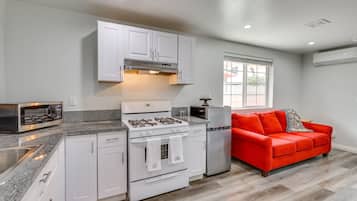 Réfrigérateur, four à micro-ondes, surface de cuisson, cafetière-théière