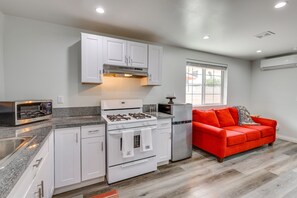 Fridge, microwave, stovetop, coffee/tea maker - Sleek San Fernando Studio ~ 14 Mi to Universal (San Fernando)