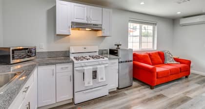 Sleek San Fernando Studio ~ 14 Mi to Universal
