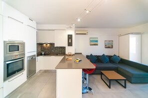 冷蔵庫、電子レンジ、オーブン、食器洗い機