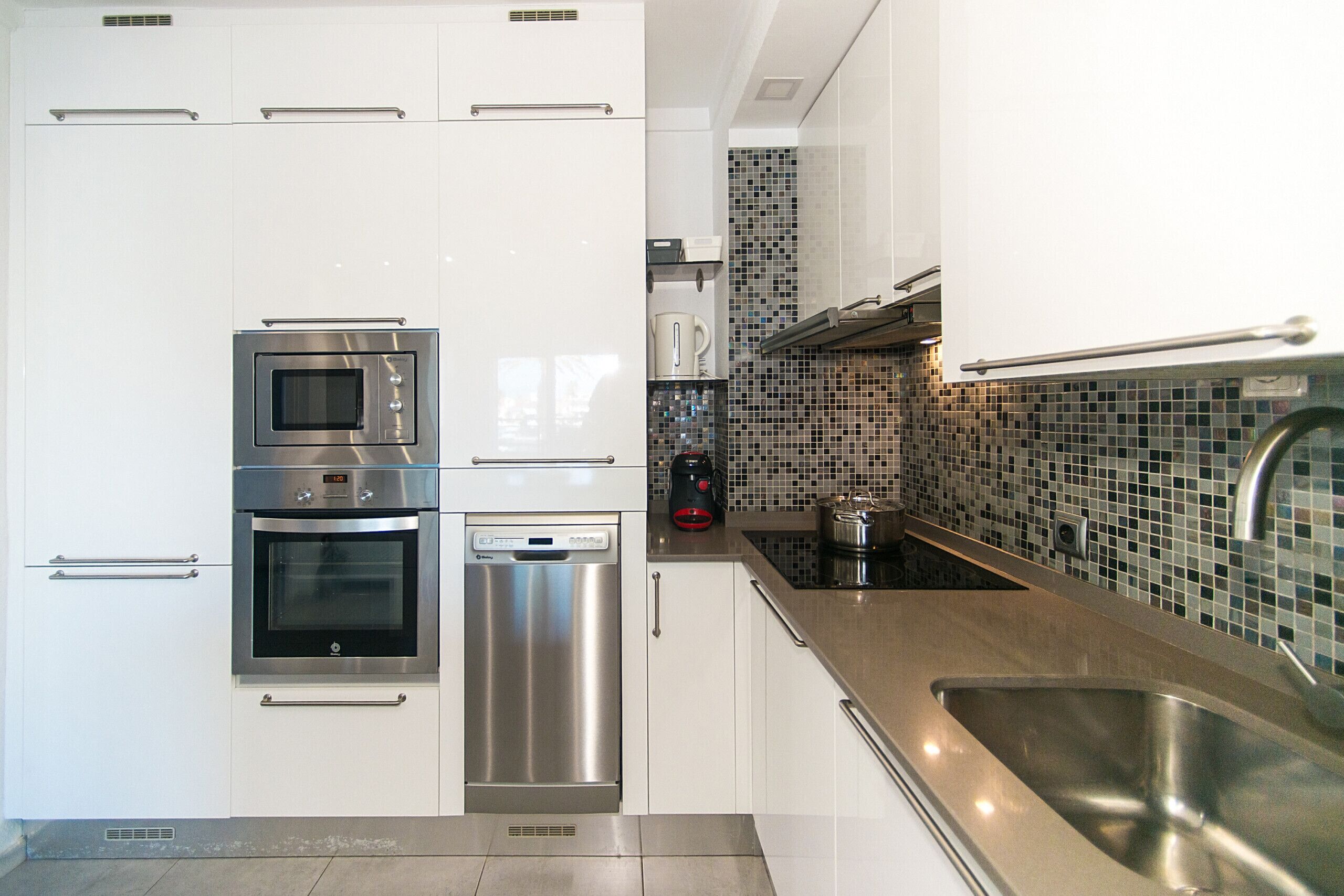 Refrigerador, microondas, horno y lavavajillas 