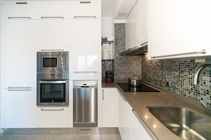 冷蔵庫、電子レンジ、オーブン、食器洗い機