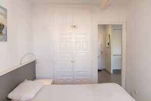 WiFi (無料)、ベッドシーツ