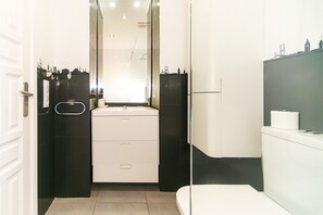 Bañera, secador de pelo, toallas