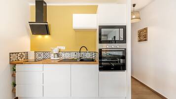 Een koelkast, een magnetron, een oven, een koffiezetapparaat/waterkoker