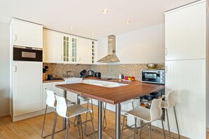 Kühlschrank, Mikrowelle, Ofen, Geschirrspüler