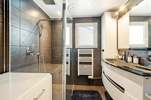 Shower, towels