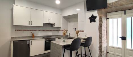 Fridge, oven, stovetop, coffee/tea maker