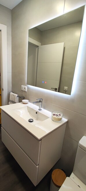 Dusj, håndklær og toalettpapir