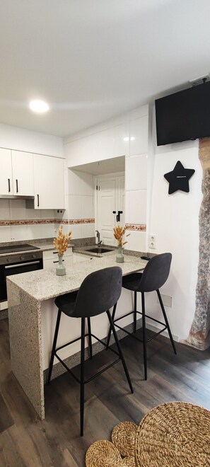 Kjøleskap, ovn, kokeplater og kaffetrakter/tekoker