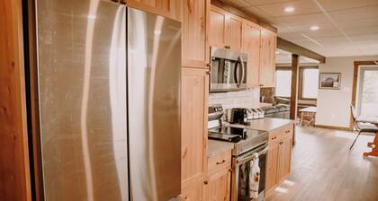 Old Chief Bunkhouse - ranch with views of Chief Mountain