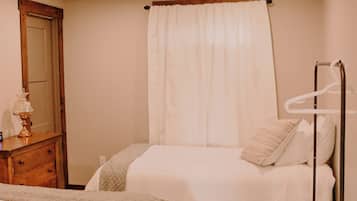 2 bedrooms, travel cot, WiFi, bed sheets
