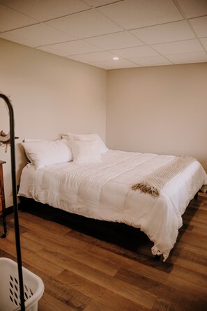 2 間睡房、可攜式嬰兒床、Wi-Fi、床單