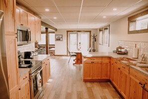 雪櫃、微波爐、焗爐、爐具