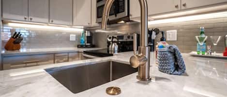 Appartamento Luxury | Cucina privata | Frigorifero con congelatore, microonde, forno, piano cottura