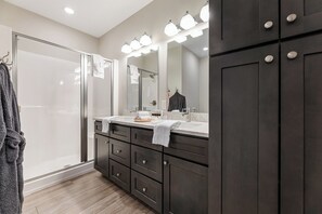 Ensemble douche/baignoire, articles de toilette gratuits, sèche-cheveux