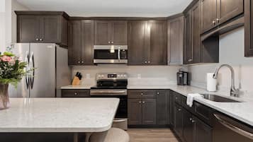 Full-size fridge, microwave, oven, stovetop