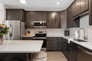 Peti sejuk/penyejuk beku saiz penuh, ketuhar gelombang mikro, ketuhar 