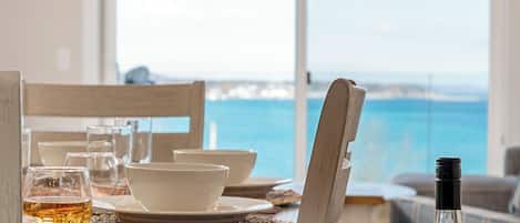 Geladeira grande, micro-ondas, fogão, cooktop