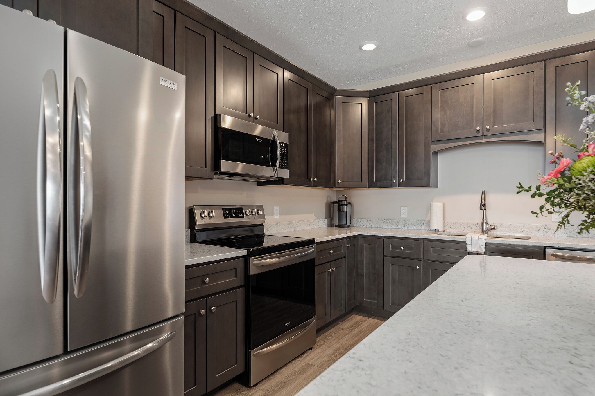 Full-size fridge, microwave, oven, stovetop