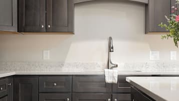 Full-size fridge, microwave, oven, stovetop