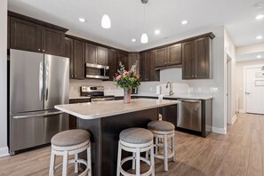 Full-size fridge, microwave, oven, stovetop - Kasa 539 Bay Street Traverse City (Traverse City)