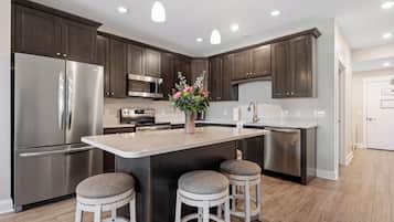 Frigorífico grande, microondas, horno y placa de cocina