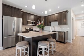 Full-sized fridge, microwave, oven, stovetop - 539 Bay Street Traverse City (Traverse City)