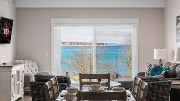 Großer Kühlschrank, Mikrowelle, Ofen, Herdplatte