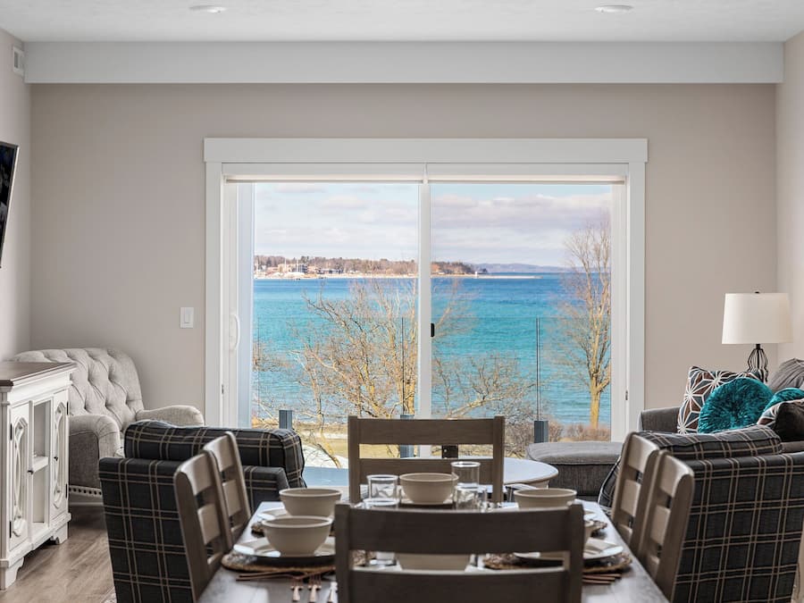 Großer Kühlschrank, Mikrowelle, Ofen, Herdplatte