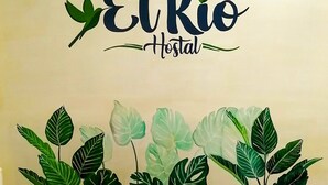 A wall with the text "El Rio Hostal" and decorative plant illustrations. - Hostal El Rio (León)