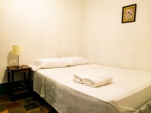 Soundproofing, free WiFi, bed sheets - Hostal El Rio (León)