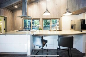 Kylskåp, mikrovågsugn, ugn och spishäll