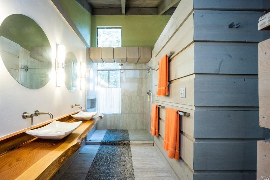 Badewanne, Haartrockner, Handtücher