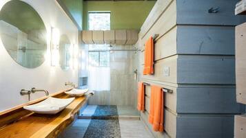Badewanne, Haartrockner, Handtücher
