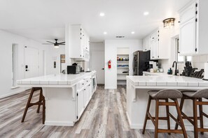 Een koelkast, een magnetron, een oven, een kookplaat