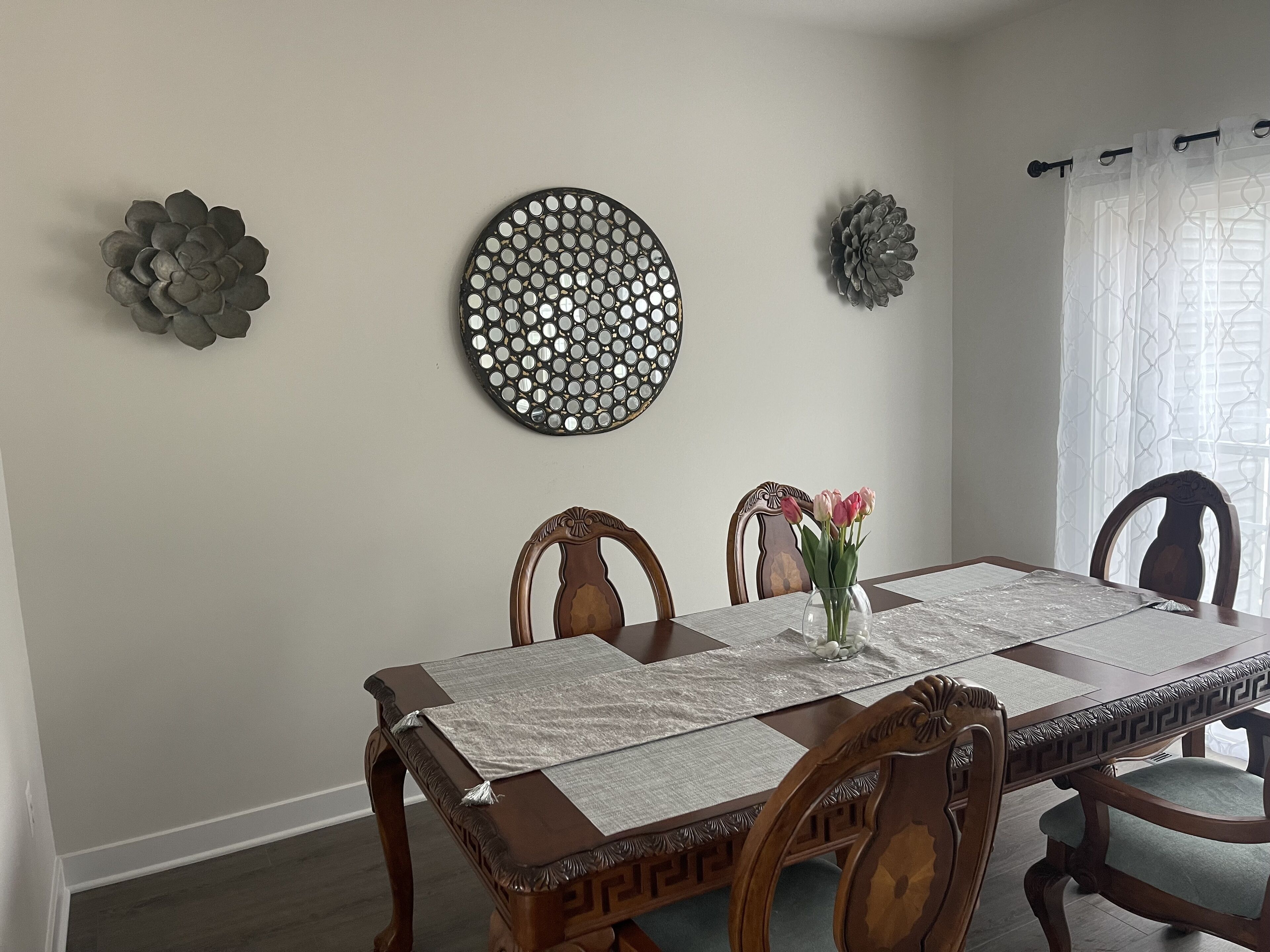 The newly built townhouse 5 min away from the airport and a mile from stores
