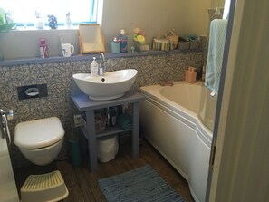 Hair dryer, towels, soap, toilet paper - Cosy Flat, Allocated on the Second Floor of the Building With a Romantic Sunset (Dagenham)