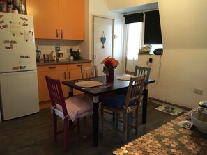 Dining - Cosy Flat, Allocated on the Second Floor of the Building With a Romantic Sunset (Dagenham)