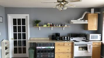 Lemari es kecil dan microwave