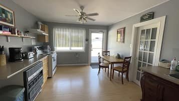 Lemari es kecil dan microwave