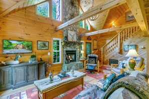 Smart TV, fireplace - WindFall-Stunning, Pet Friendly, Creekside Cabin (Maggie Valley)