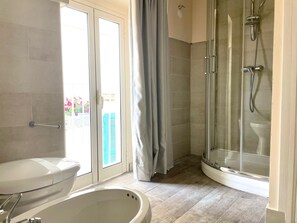 Exclusive Room | Bathroom | Shower, free toiletries, hair dryer, bidet - Residenza Donna Peppina Tropea (Tropea)