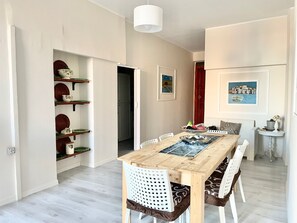 Exclusive-Apartment | Wohnbereich | 32-Zoll-Flachbildfernseher mit Kabelempfang, Fernseher
