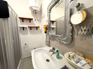 Apartamento exclusivo | Banheiro | Chuveiro, produtos de toalete grátis, secador de cabelo, bidê