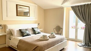 A hotel room with a large bed, a bedside table, a chair, and a window with curtains. - Residenza Donna Peppina Tropea (Tropea)