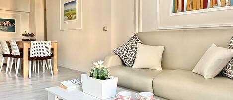 Exclusive Apartment | Ruang tamu | 32 inci televisyen skrin rata dengan kabel, TV