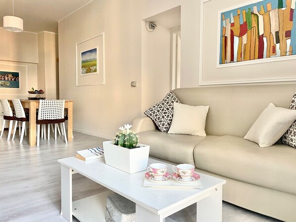 Apartamento exclusivo | Área de estar | TV de tela plana 32 polegadas com canais a cabo, TV